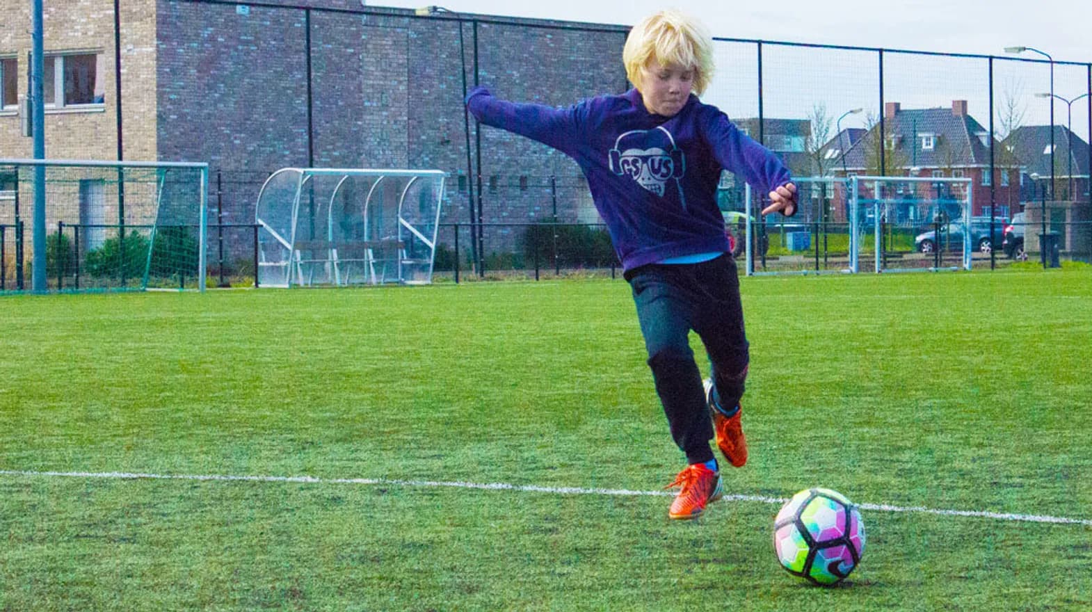 Kind aan het voetballen bij BSO Woerden De Stein van kinderopvang Kind&co ludens