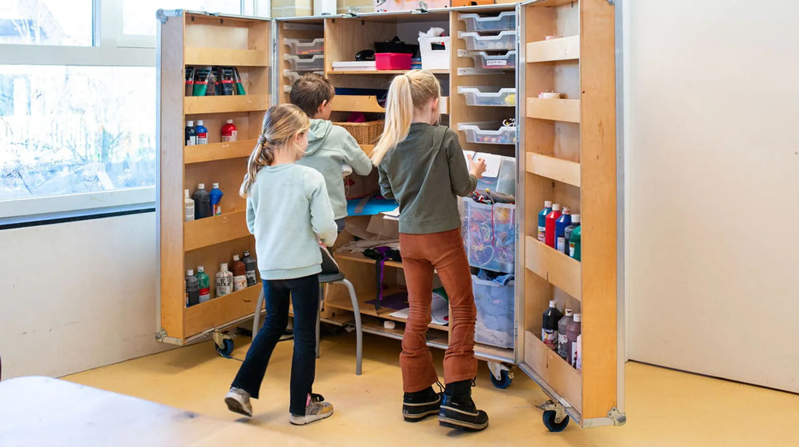Kinderen voor de knutselkast bij BSO Utrecht het Tuinhuis van kinderopvang Kind&co ludens