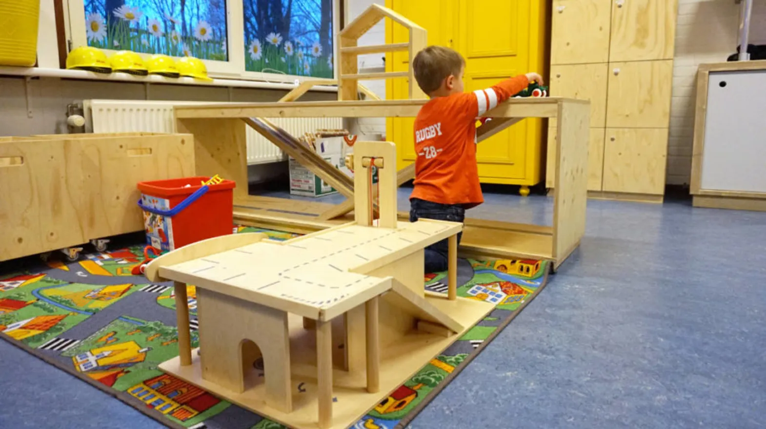 Kind speelt in de autohoek bij buitenschoolse opvang de Cirkel, kinderopvang Kind&co Ludens