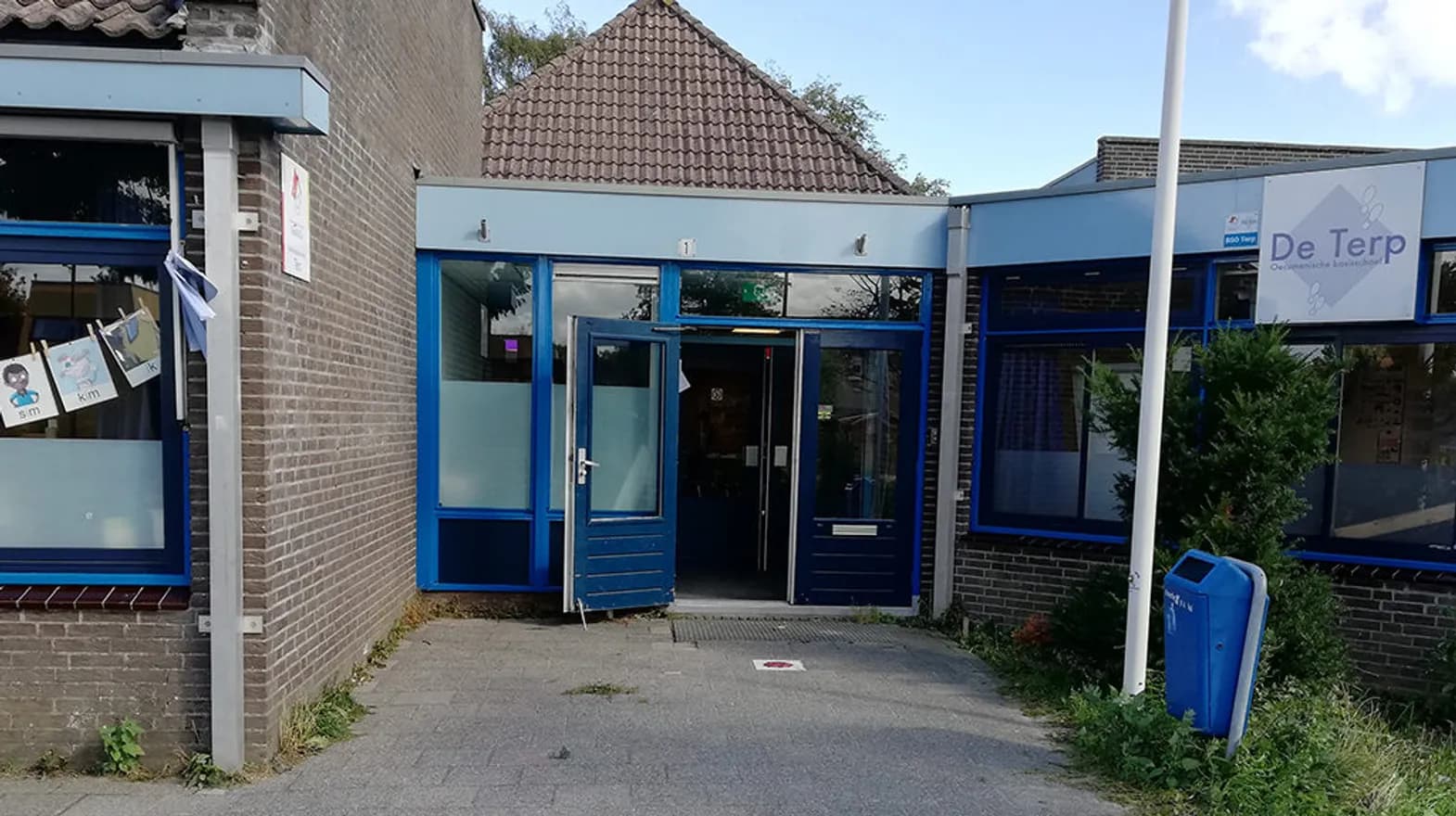 De ingang van het pand van buitenschoolse opvang Wisperweide, Kind&co ludens