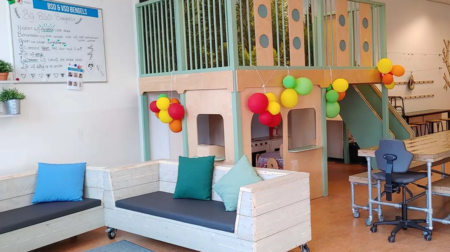 Speelhuisje in de woonkamer bij BSO Woerden Bengels van kinderopvang Kind&co ludens