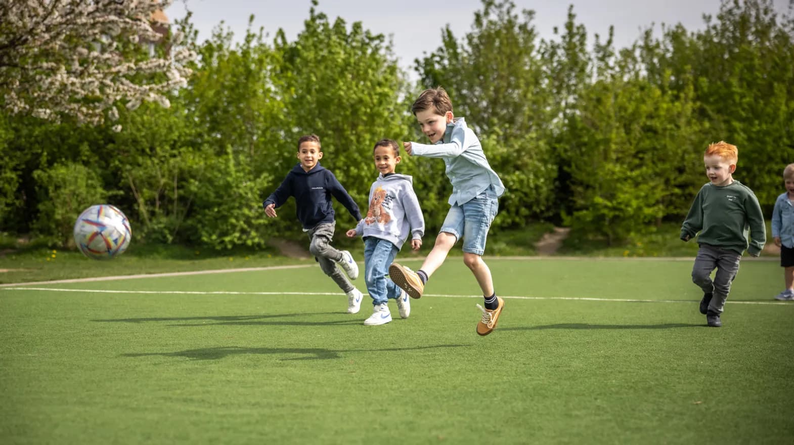 Kinderen voetballen bij kinderopvang Kind&co ludens