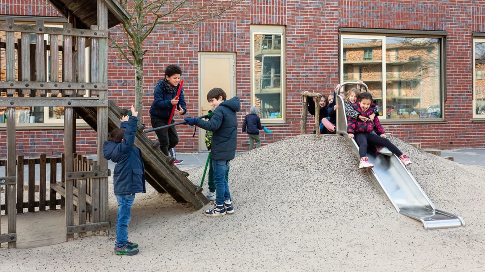 Kinderen spelen buiten en hebben veel plezier bij buitenschoolse opvang Villa Bekema, kinderopvang Kind&co Ludens