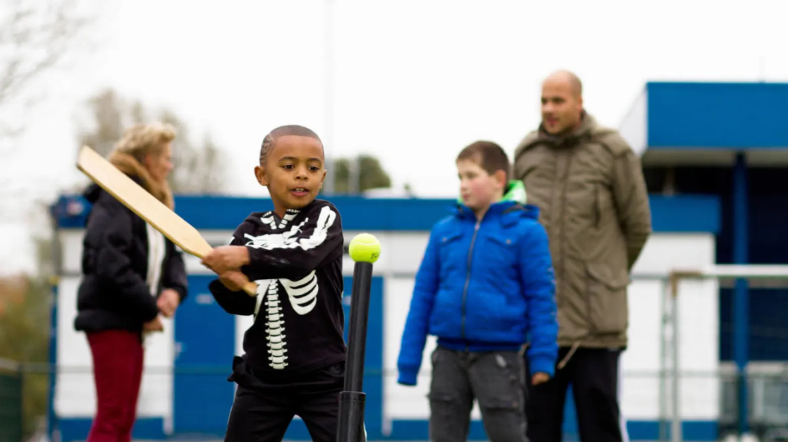 Kinderen spelen Honkbal bij de BSO Odijk Buitenspel, van kinderopvang Kind&co ludens