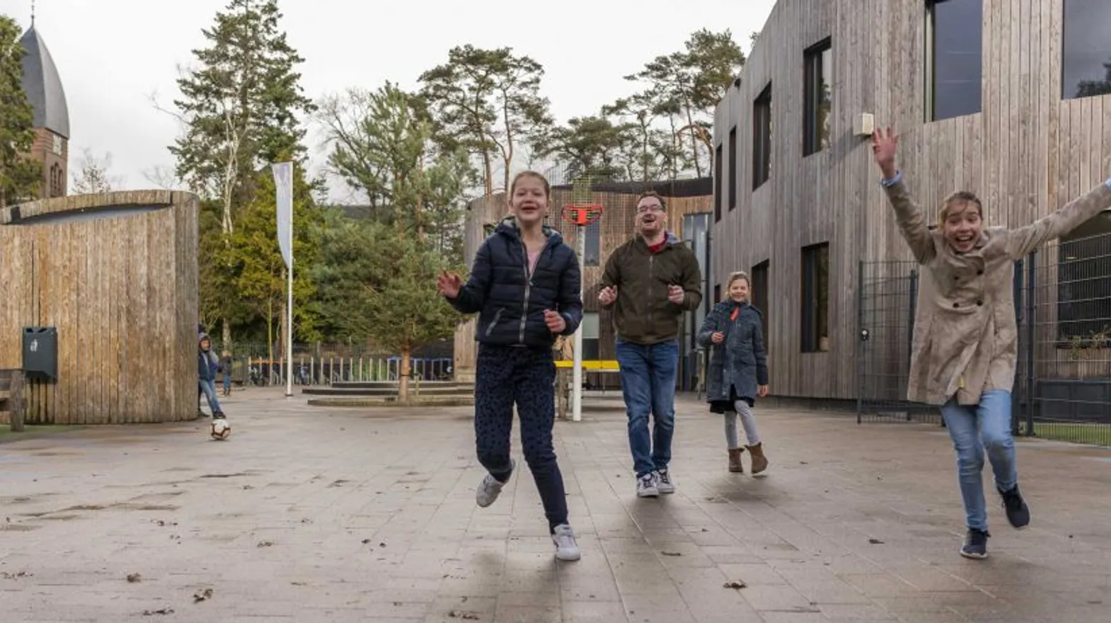 Kinderen spelen balspel in de buitenruimte bij BSO de Theresia Bilthoven van kinderopvang Kind&co ludens