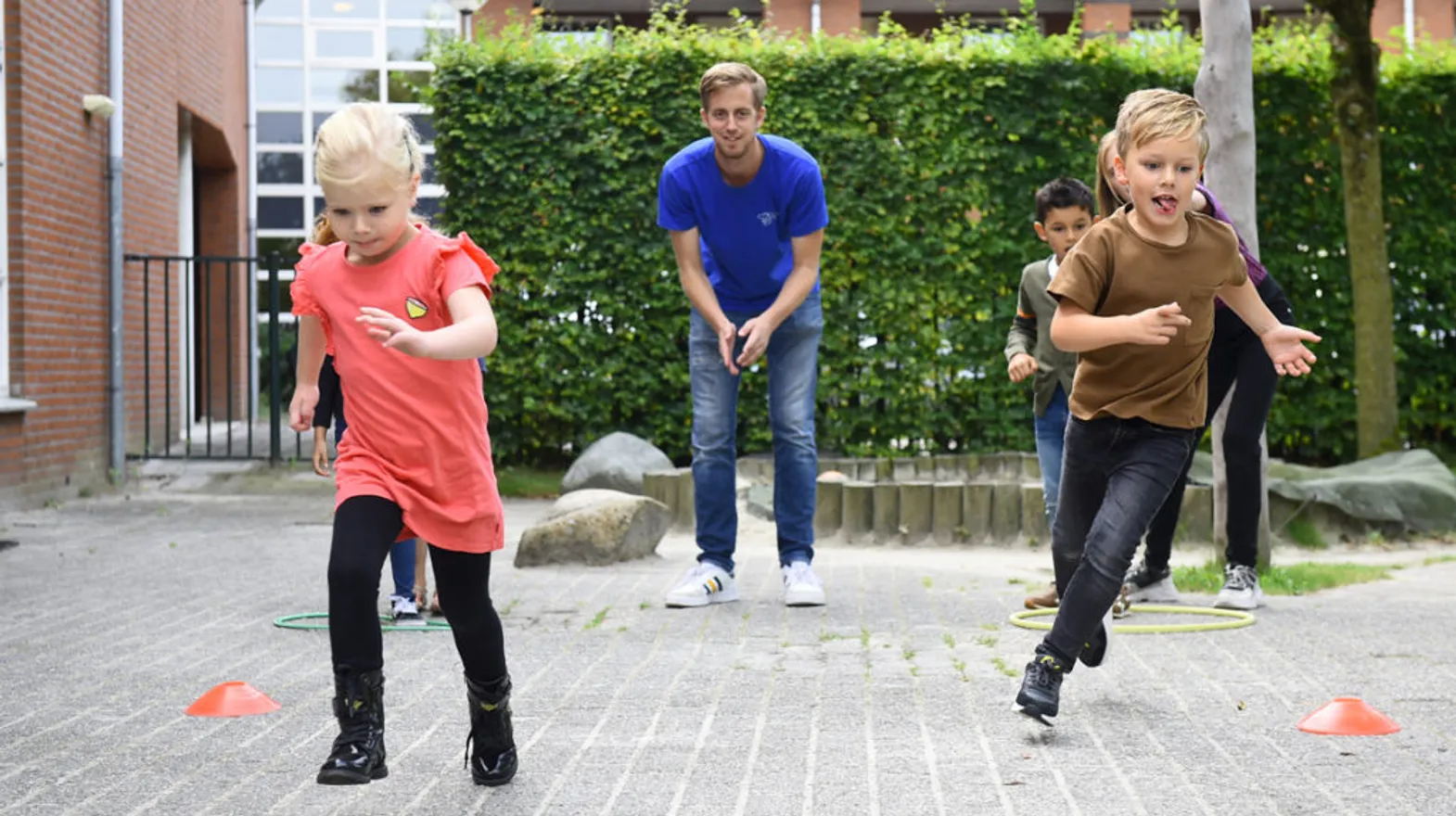 Kinderen spelen buiten een spel bij buitenschoolse opvang het clubhuis van kinderopvang Kind&co Ludens