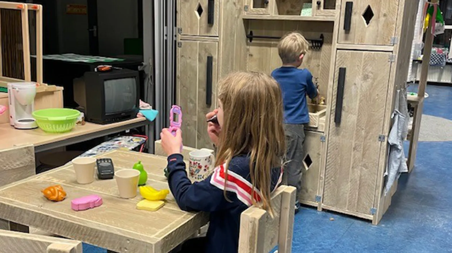 Kinderen spelen in de huishoek bij buitenschoolse opvang boesboes van kinderopvang Kind&co Ludens