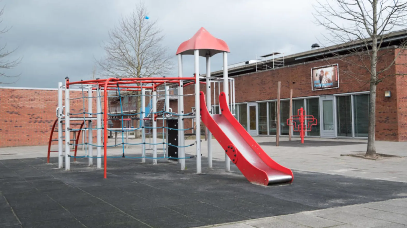 Buitenruimte met speeltoestel bij BSO Feestkasteel De Meern van kinderopvang Kind&co ludens