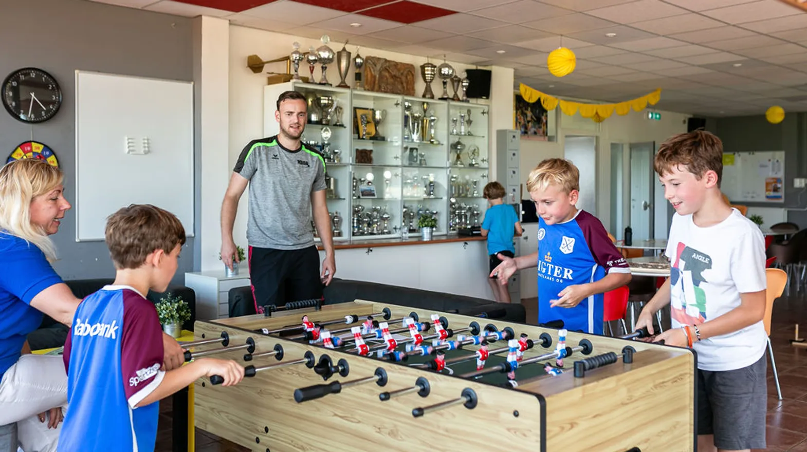 Tafelvoetbal bij BSO Sprint Baarn van kinderopvang Kind&co ludens