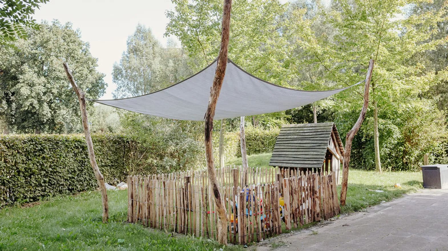 De buitenruimte van kinderdagverblijf Mus en Mees, kinderopvang Kind&co ludens