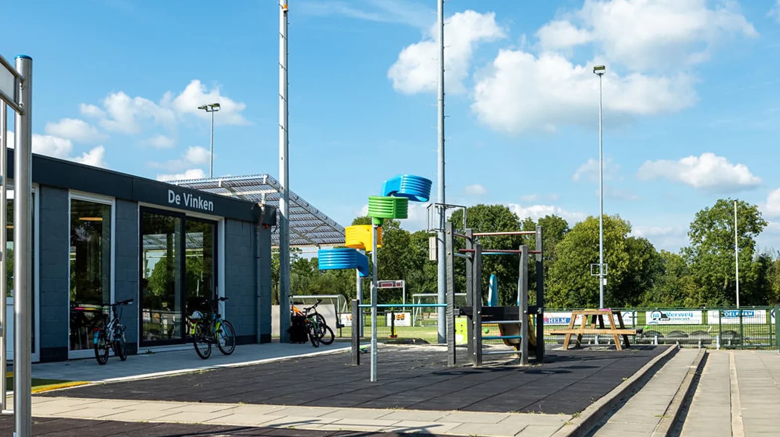 De buitenspeelplaats van buitenschoolse opvang Vinken, kinderopvang Kind&co ludens