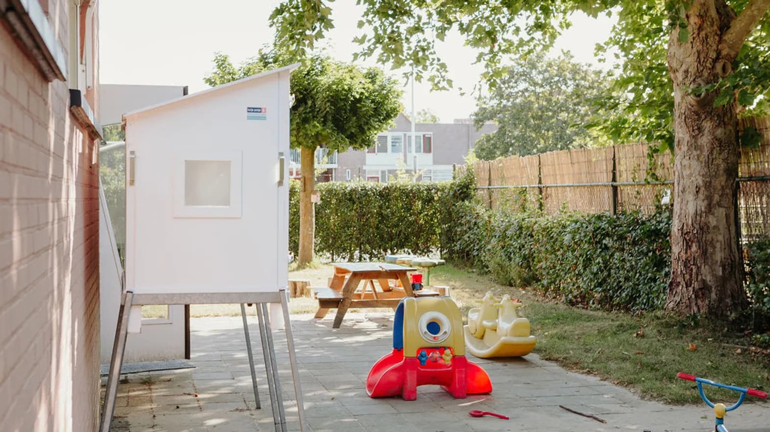De buitenruimte van kinderdagverblijf Jonas, kinderopvang Kind&co ludens