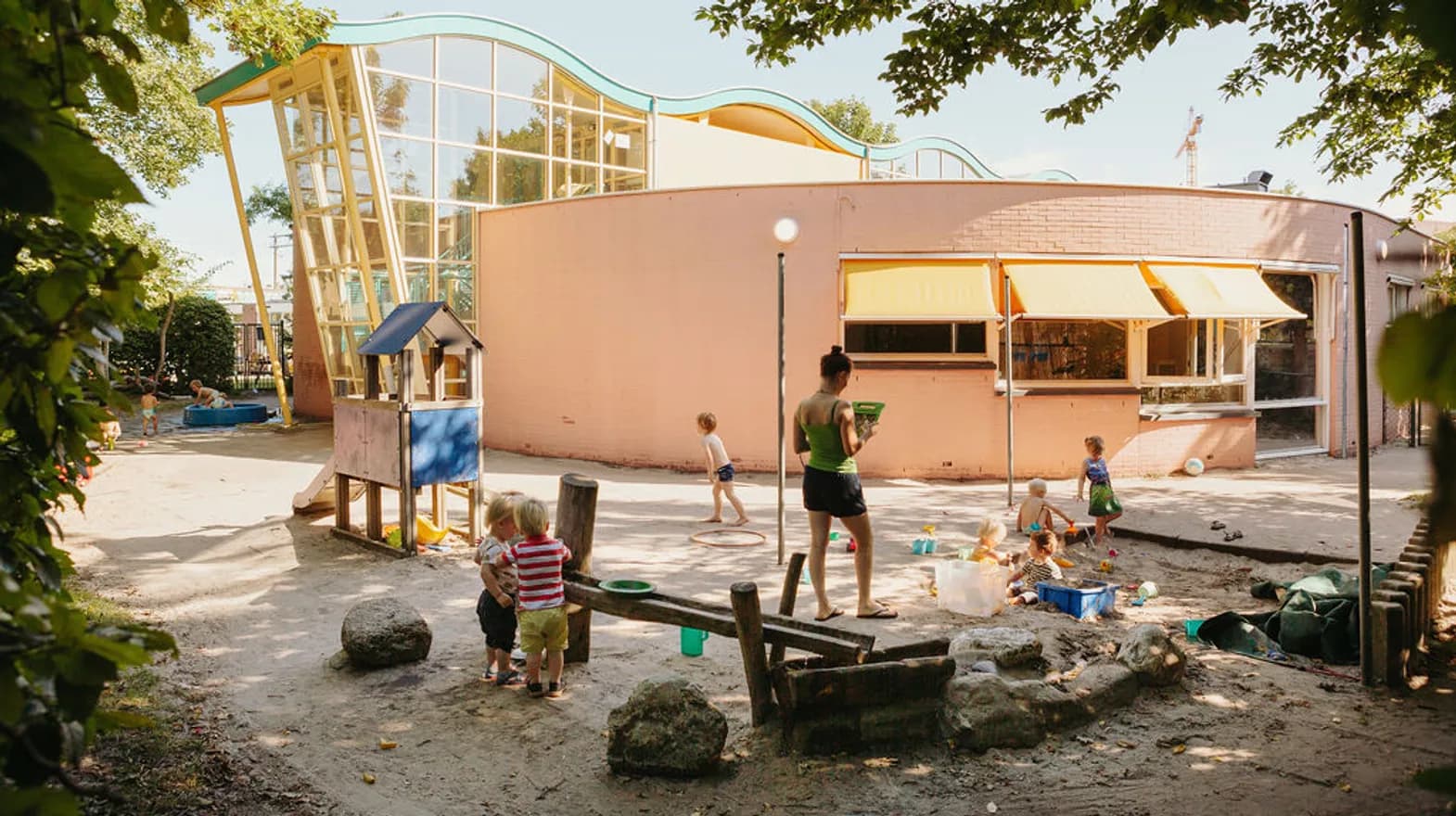 Kinderen spelen in de tuin van kinderdagverblijf Jonas, kinderopvang Kind&co ludens