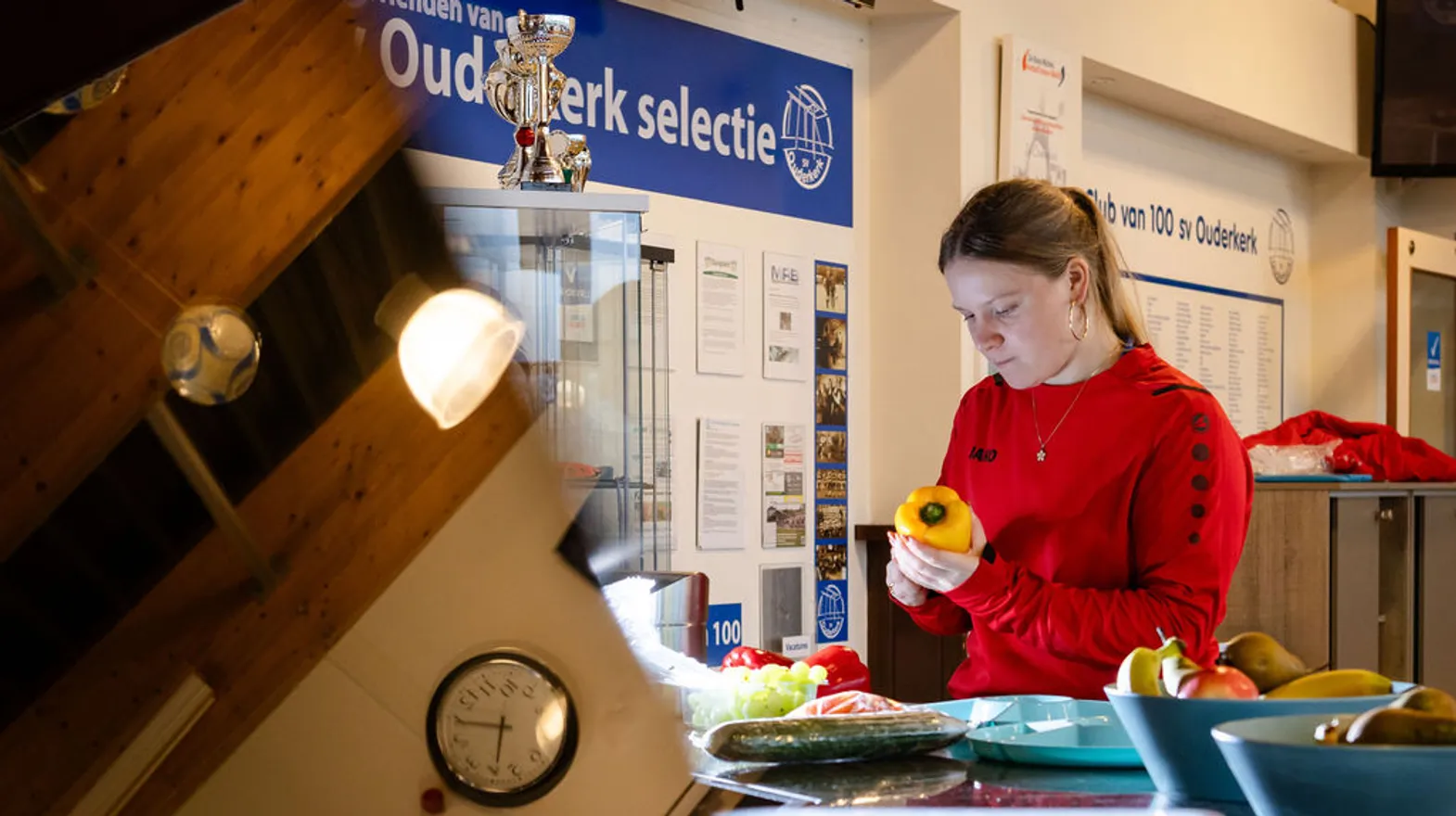 Pedagogisch medewerker snijdt groente bij buitenschoolse opvang Villa Sportief, kinderopvang Kind&co Ludens