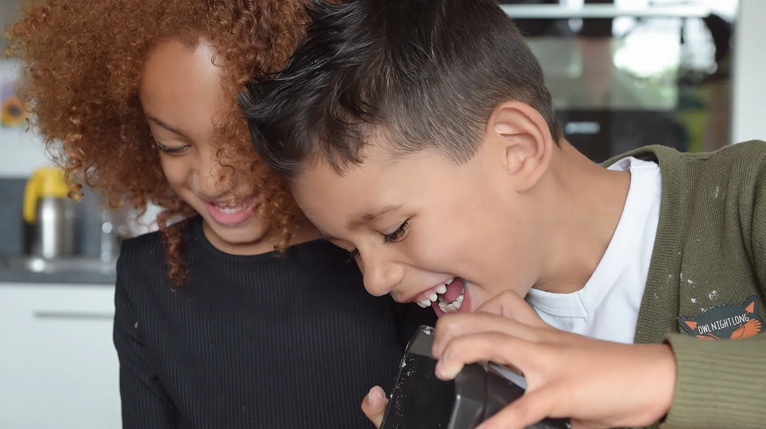 Kinderen van de BSO bakken samen een taart bij kinderopvang Kind&co ludens