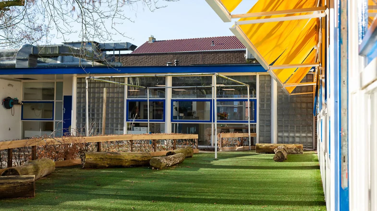 Gebouw en buitenruimte bij KDV Weesp Hummeloord van kinderopvang Kind&co ludens