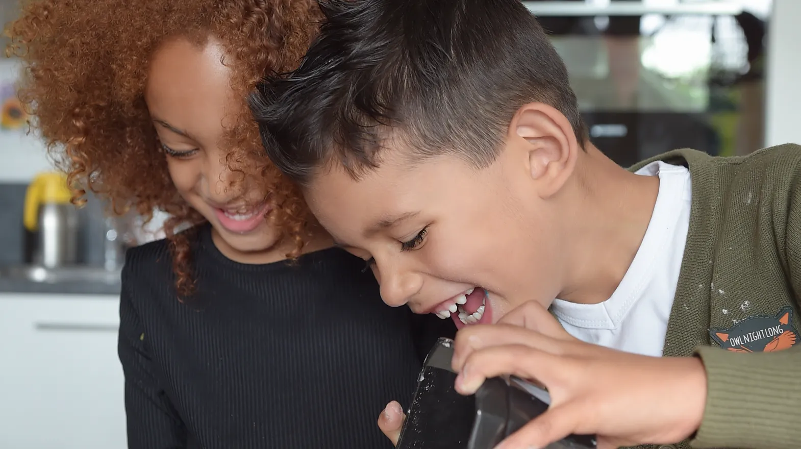 Kinderen van de BSO bakken samen een taart bij kinderopvang Kind&co ludens