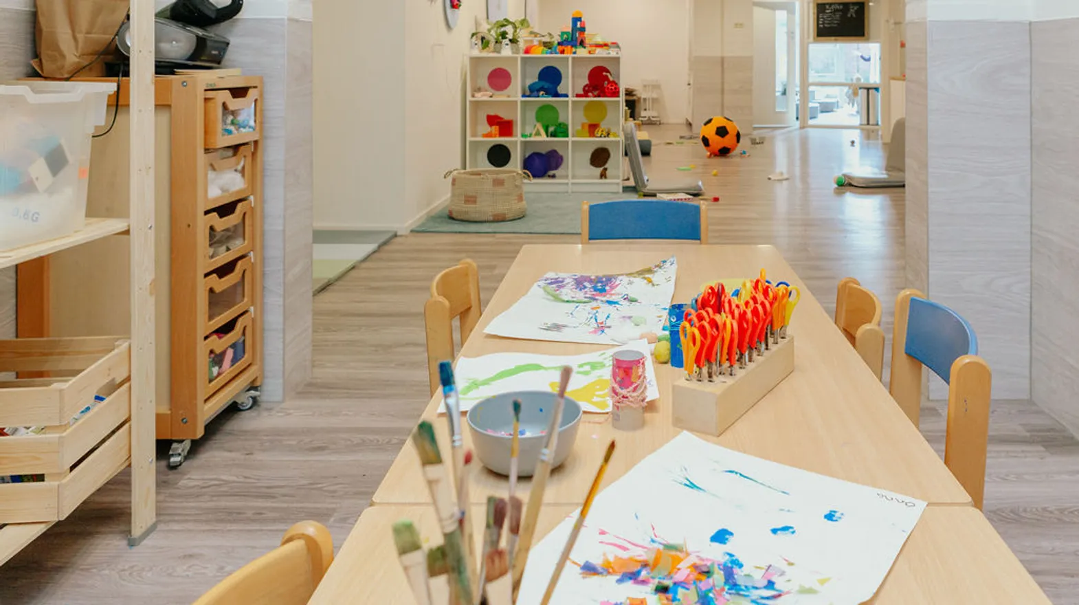 Geschilderde tekenvellen in de groepsruimte van kinderdagverblijf De Tuinkabouter, kinderopvang Kind&co ludens