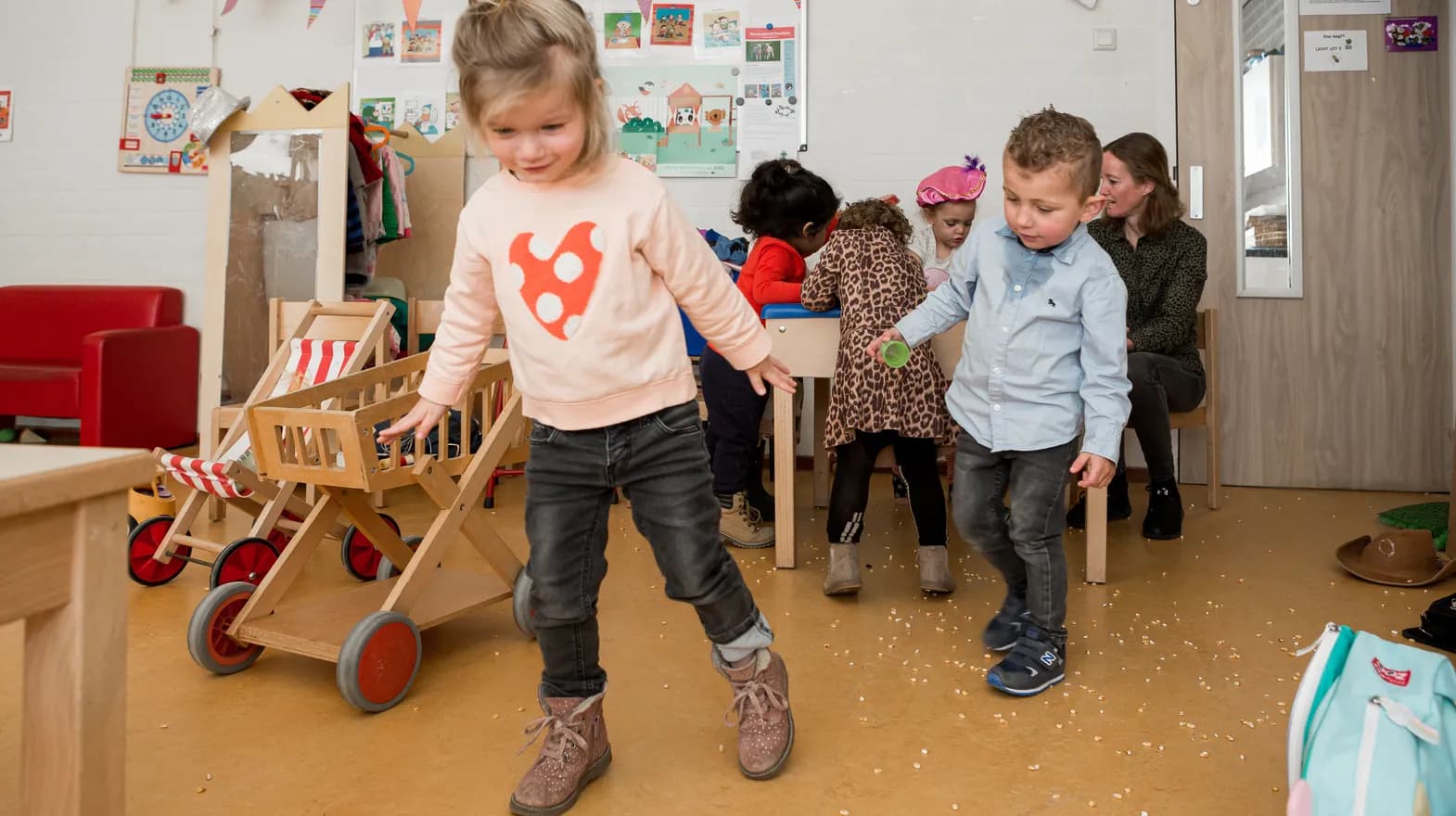 Kinderen van de peutergroep spelen samen met rijst bij kinderopvang Kind&co ludens