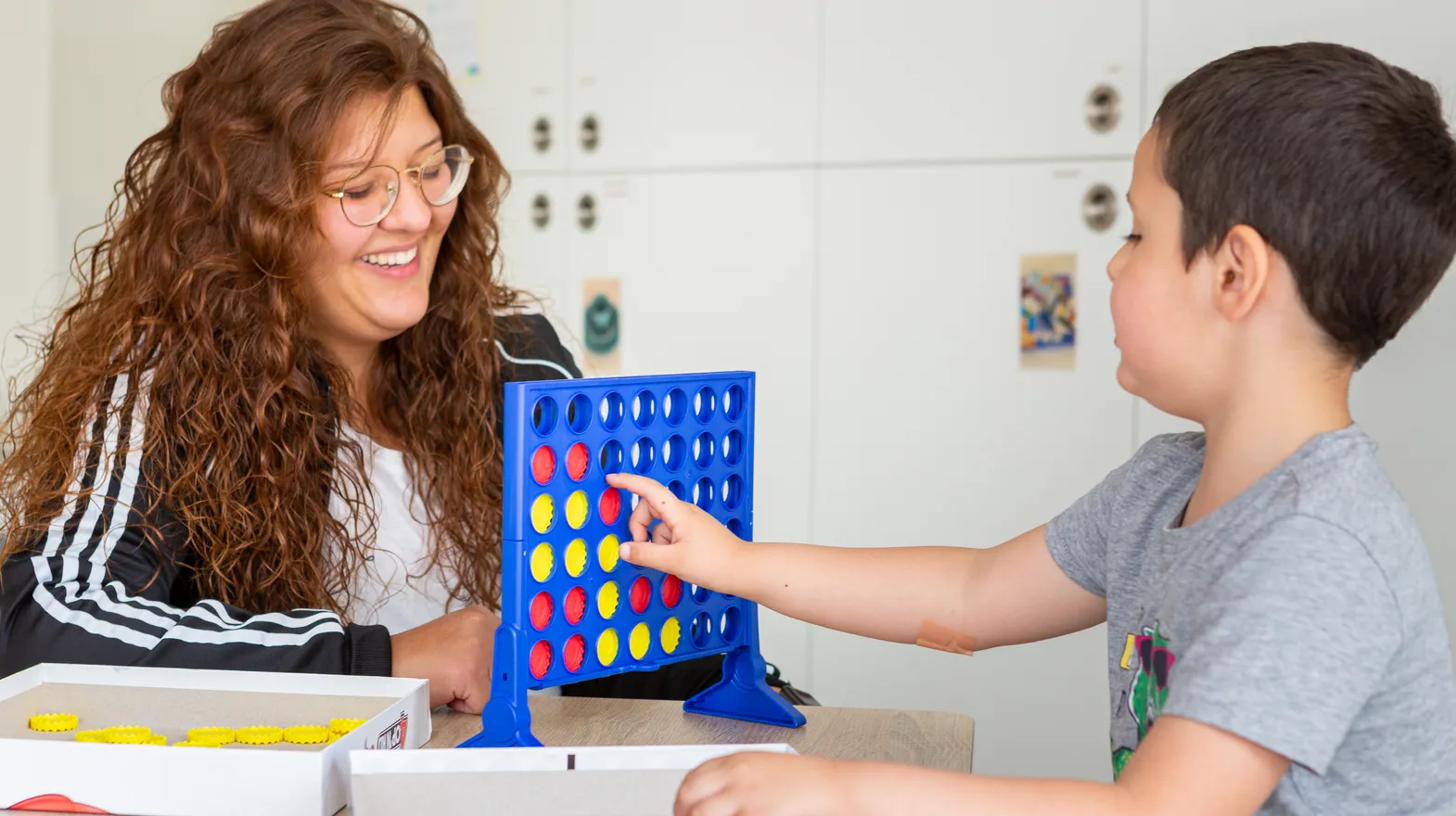 Kind speelt samen met een pedagogisch medewerker een spel bij kinderopvang Kind&co ludens