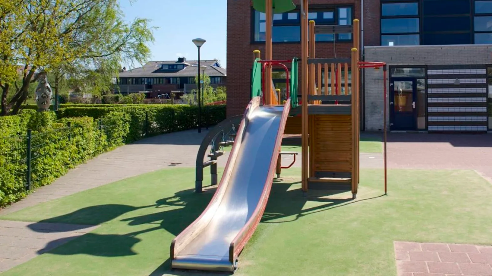Buitenruimte met speeltoestel van BSO Woerden De Vliegende Koffer bij kinderopvang Kind&co ludens