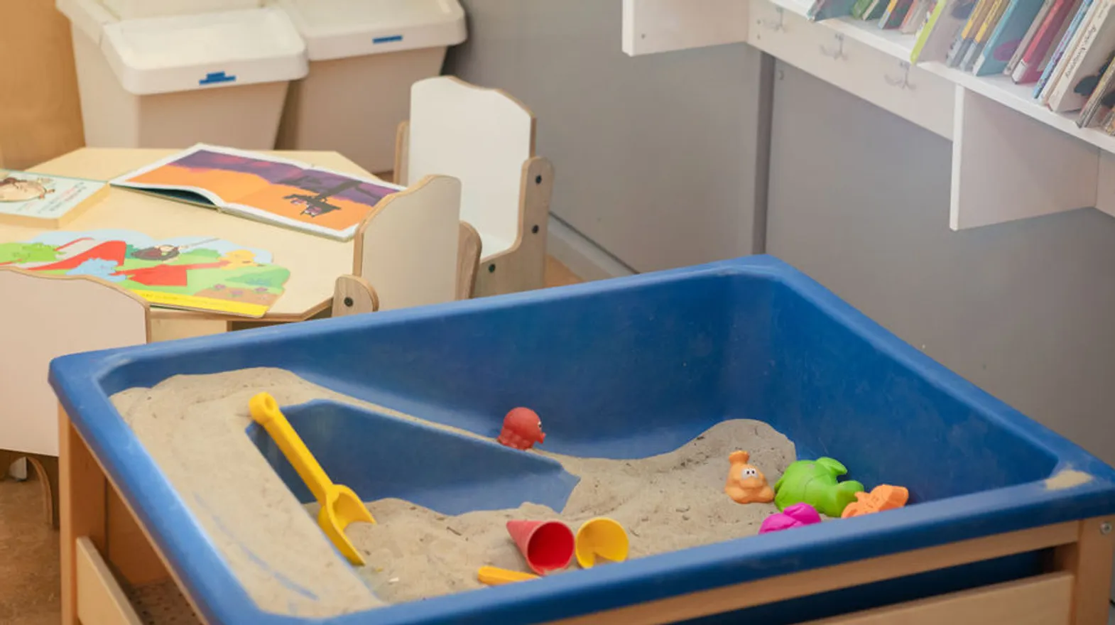Binnen spelen met zand bij Peuteropvang De Meern van kinderopvang Kind&co ludens