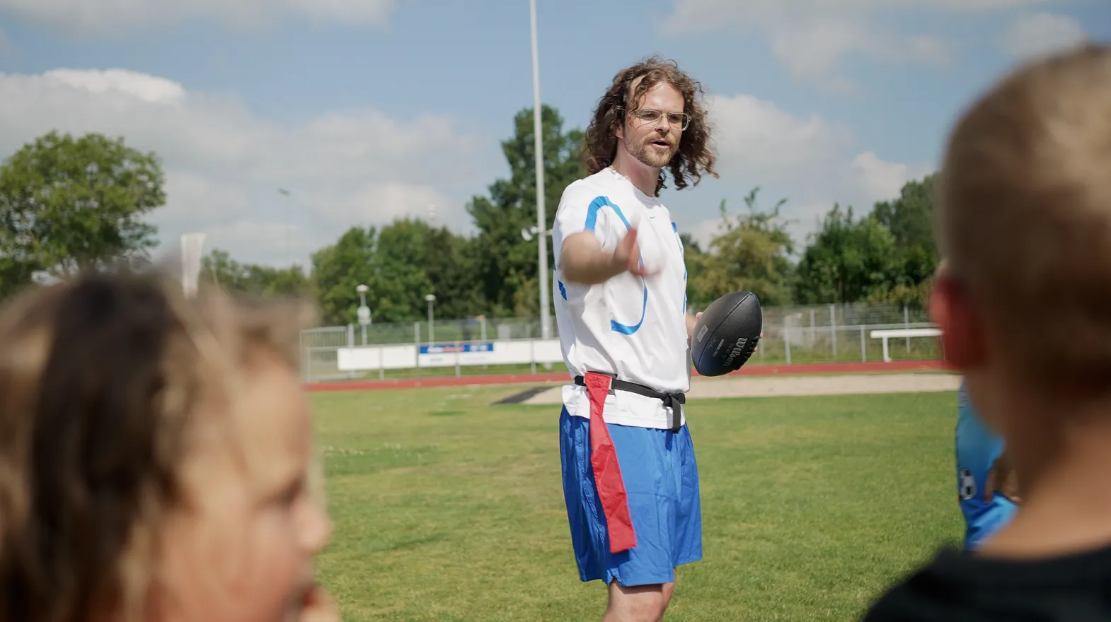 Collega en kinderen sporten samen op de BSO