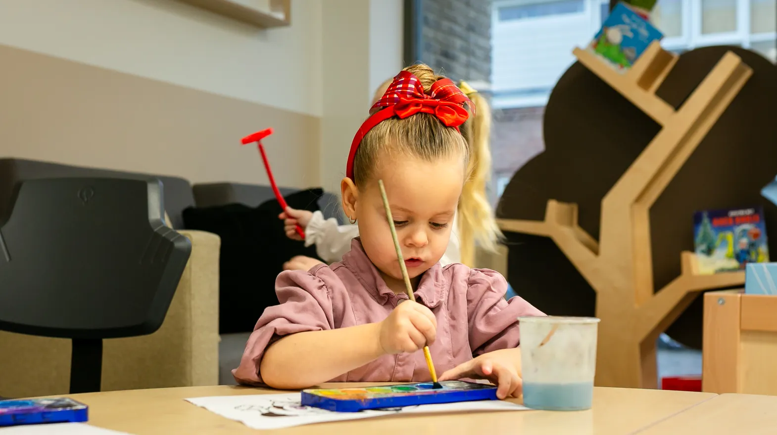 Kind bij de peutergroep is aan het schilderen bij kinderopvang Kind&co ludens