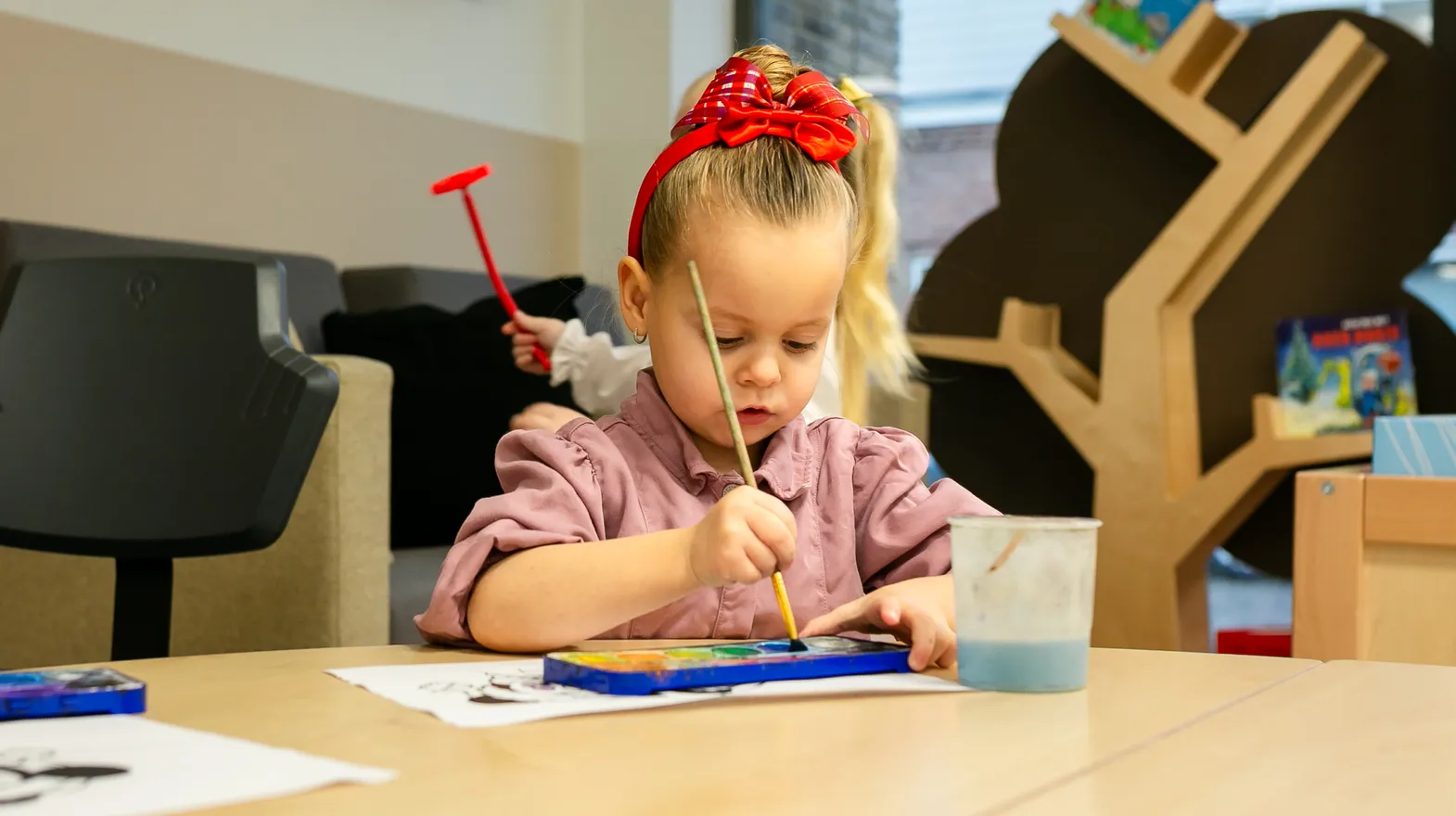 Kind bij de peutergroep is aan het schilderen bij kinderopvang Kind&co ludens