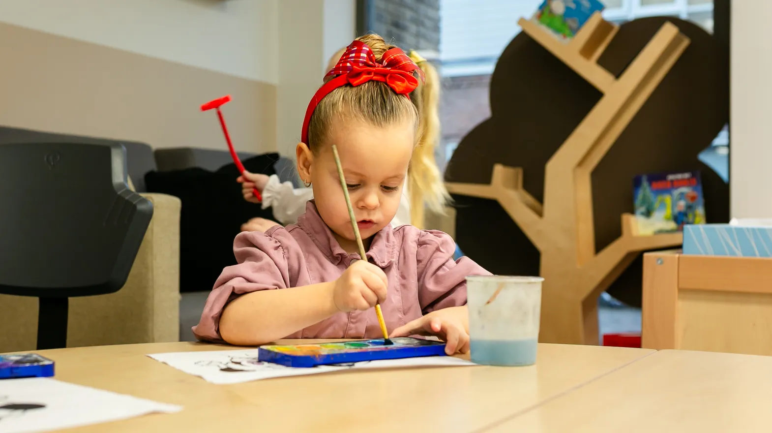 Kind bij de peutergroep is aan het schilderen bij kinderopvang Kind&co ludens