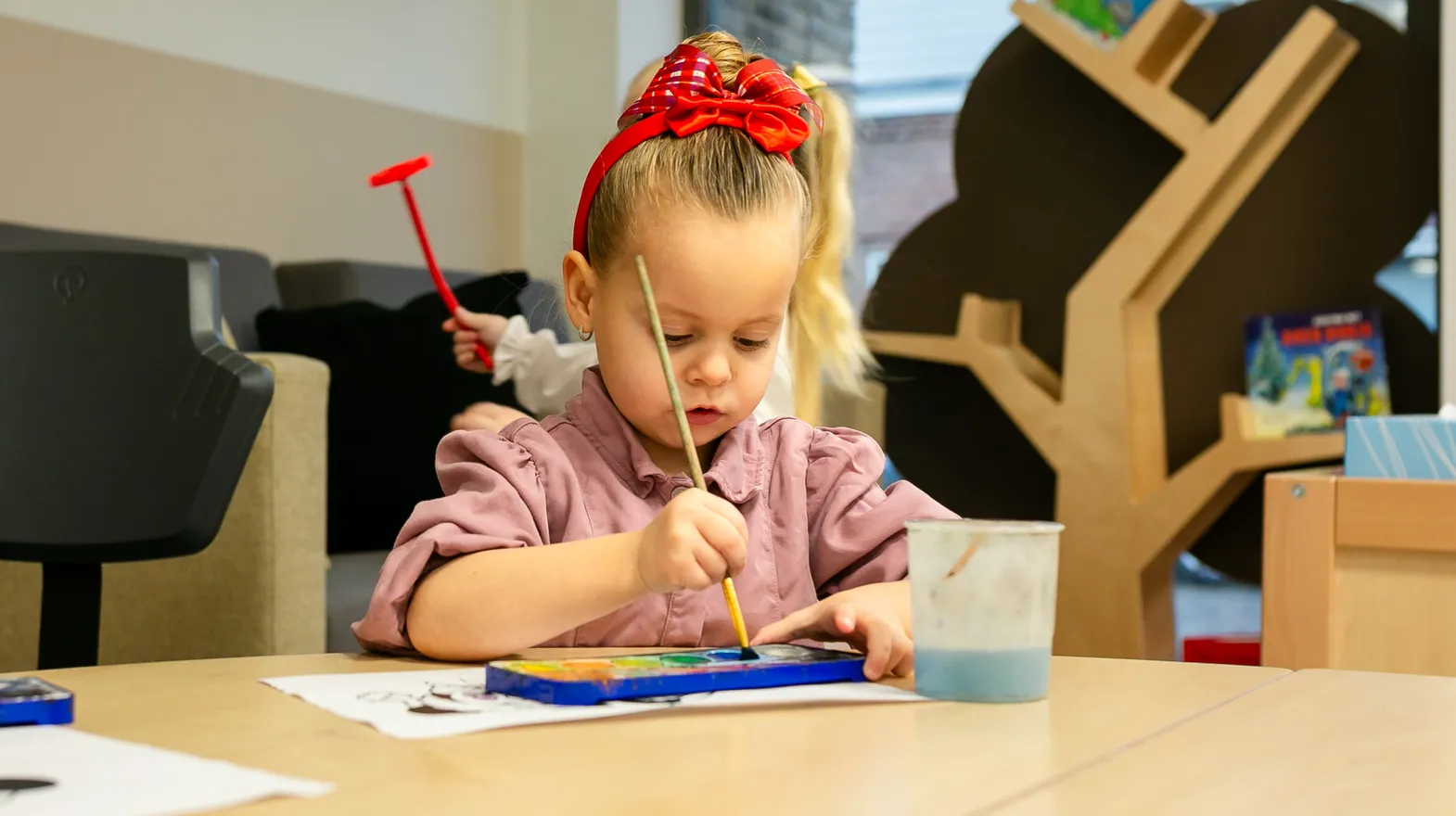 Kind bij de peutergroep is aan het schilderen bij kinderopvang Kind&co ludens