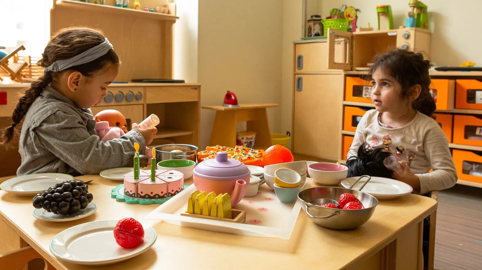 Kinderen van de peuteropvang spelen samen in de huishoek bij kinderopvang Kind&co ludens