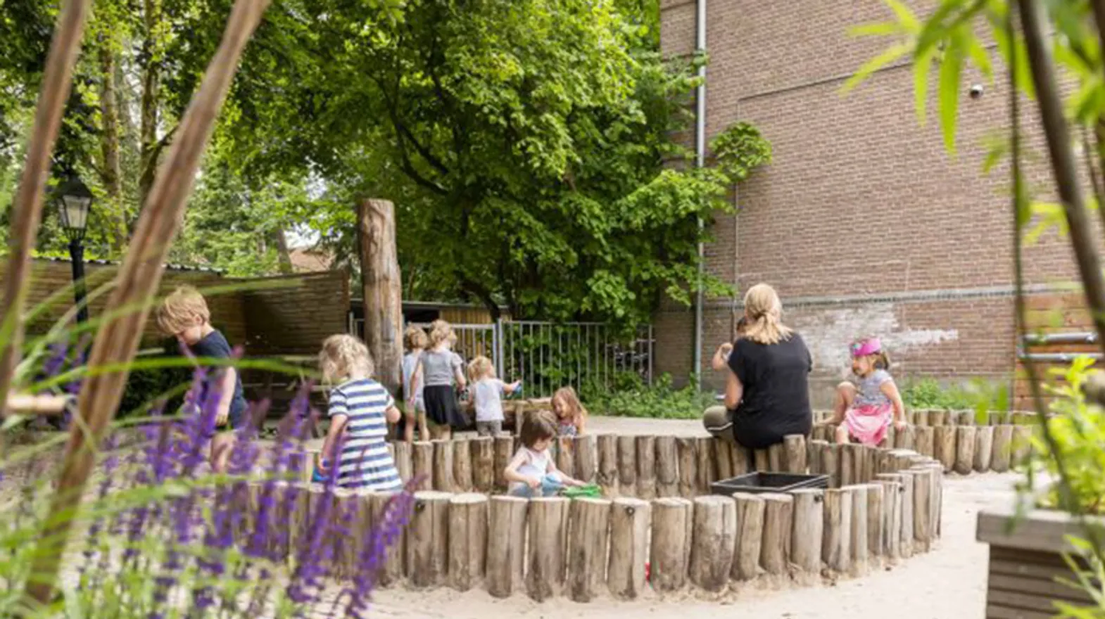 Kinderen spelen in de zandbak bij Peuteropvang van Dijck Bilthoven van kinderopvang Kind&co ludens