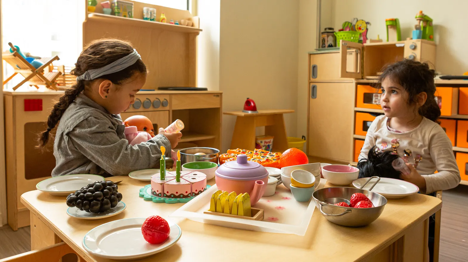 Kinderen van de peuteropvang spelen samen in de huishoek bij kinderopvang Kind&co ludens