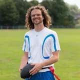 Collega op een sportveld op de BSO