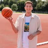 Collega met bal op een sportveld op de BSO
