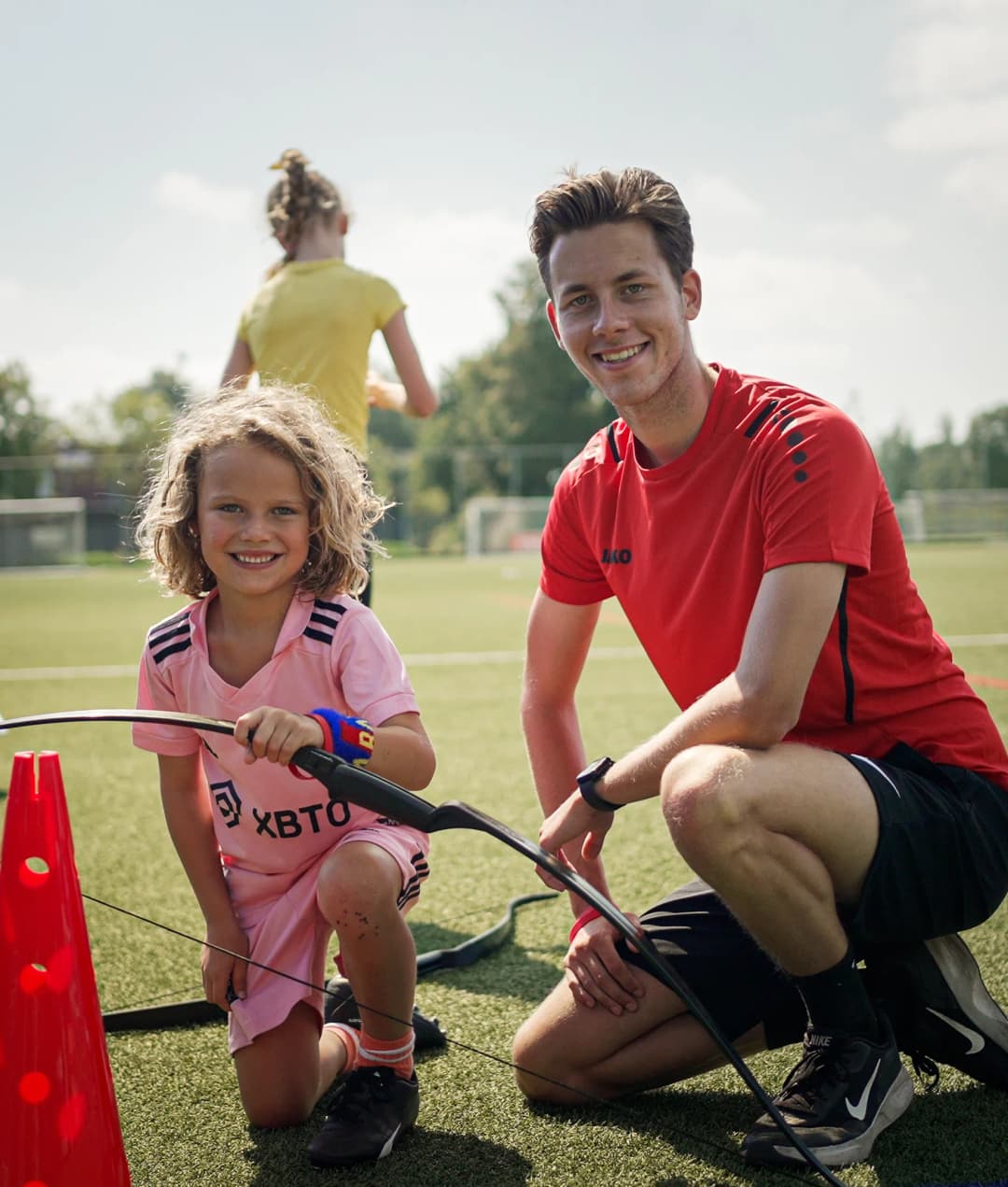 Collega en kind sporten samen op de BSO