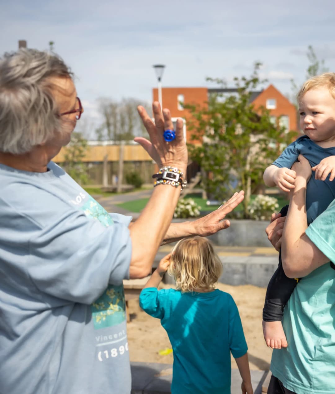 Pedagogisch medewerker geeft overdracht aan ouder bij kinderopvang Kind&co ludens