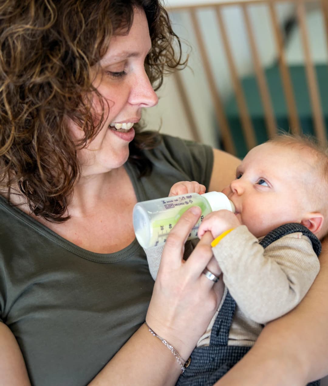 Baby krijgt een fles bij kinderopvang Kind&co ludens