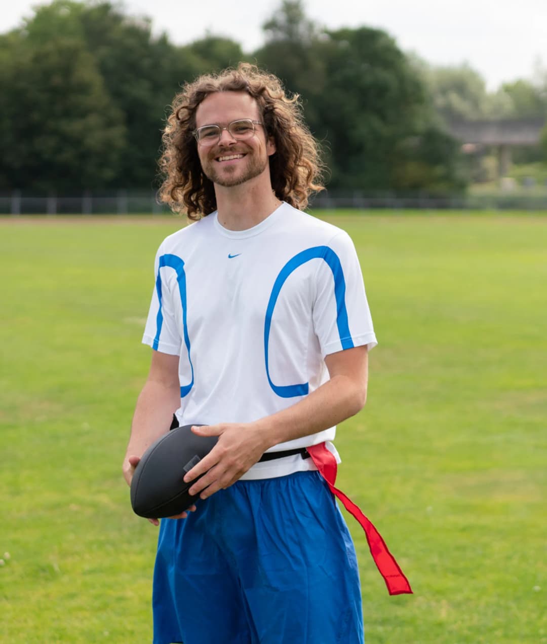 Collega op een sportveld op de BSO