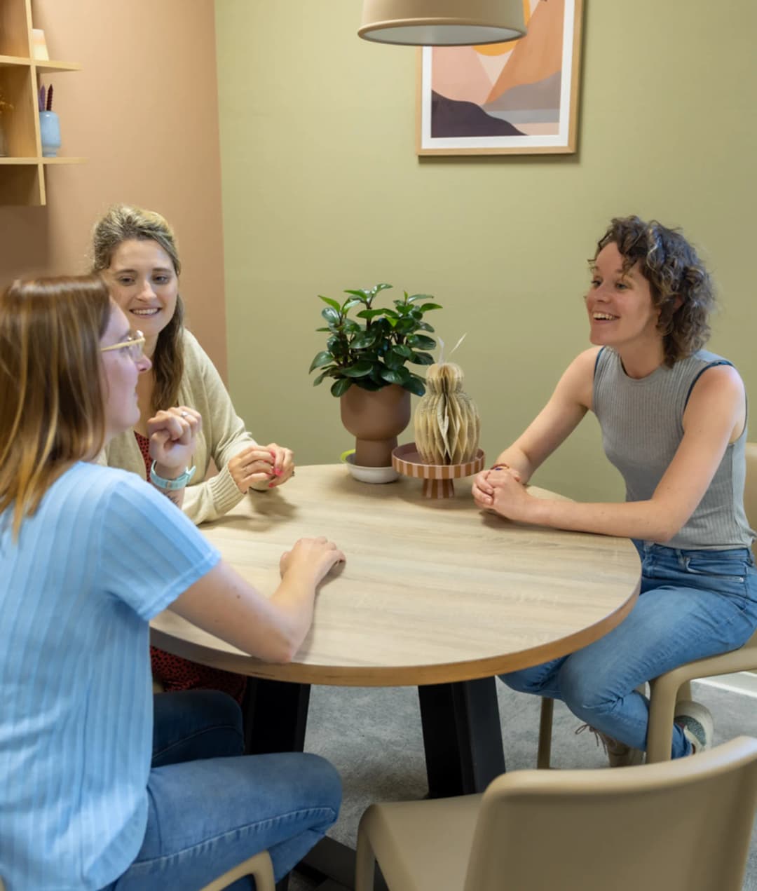 Pedagogisch medewerkers zijn in overleg bij kinderopvang Kind&co ludens