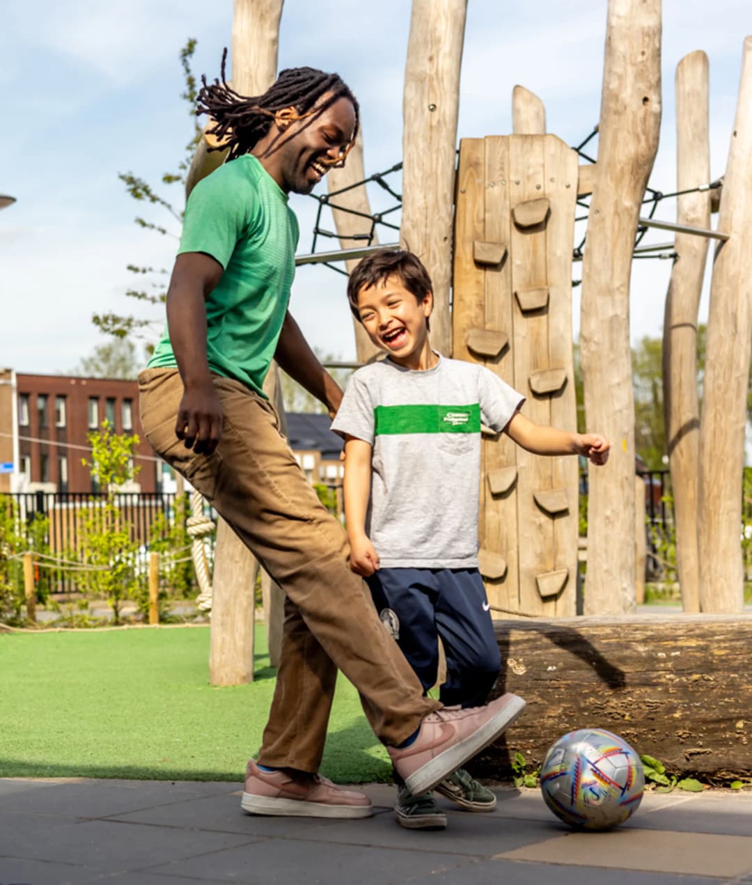 Kinderen voetballen bij kinderopvang Kind&co ludens