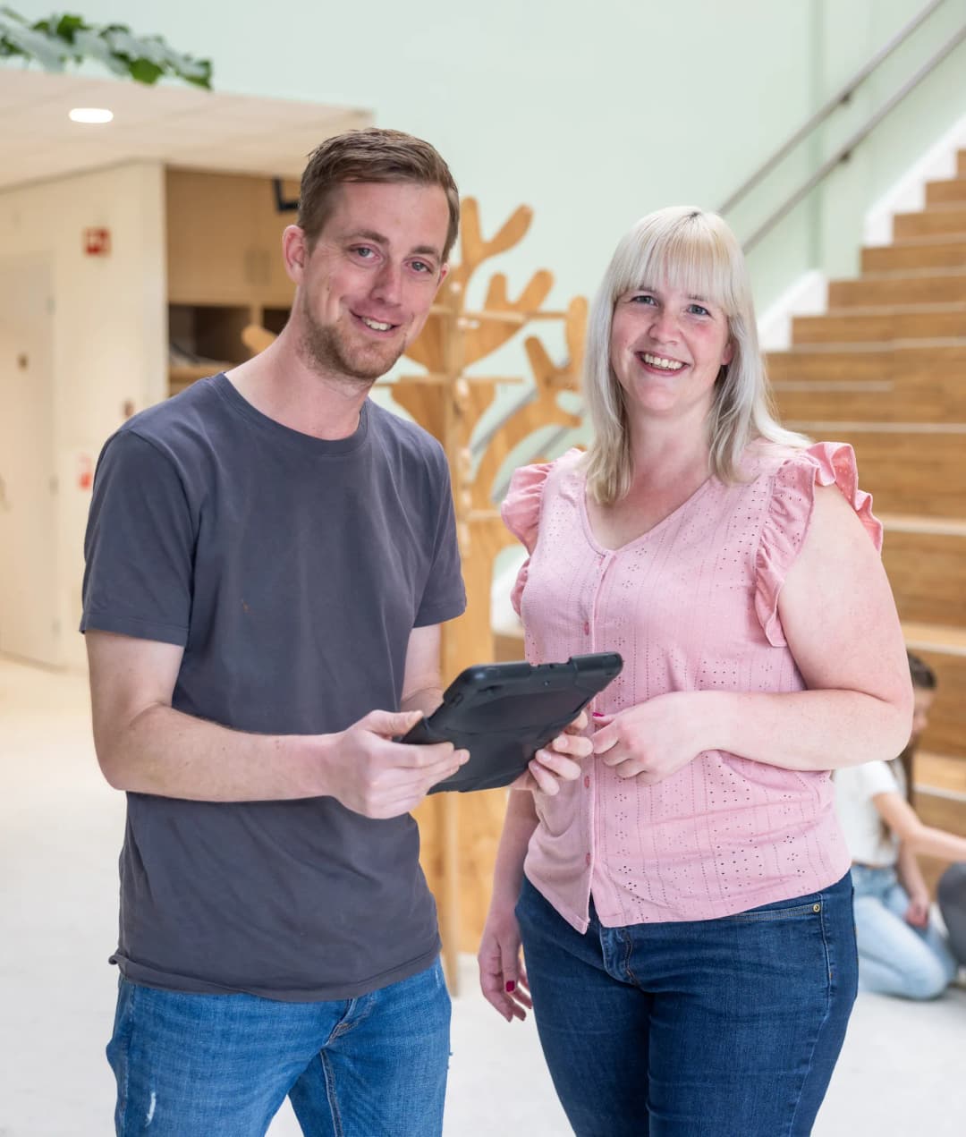 collega's samen op de iPad bij kinderopvang Kind&co ludens