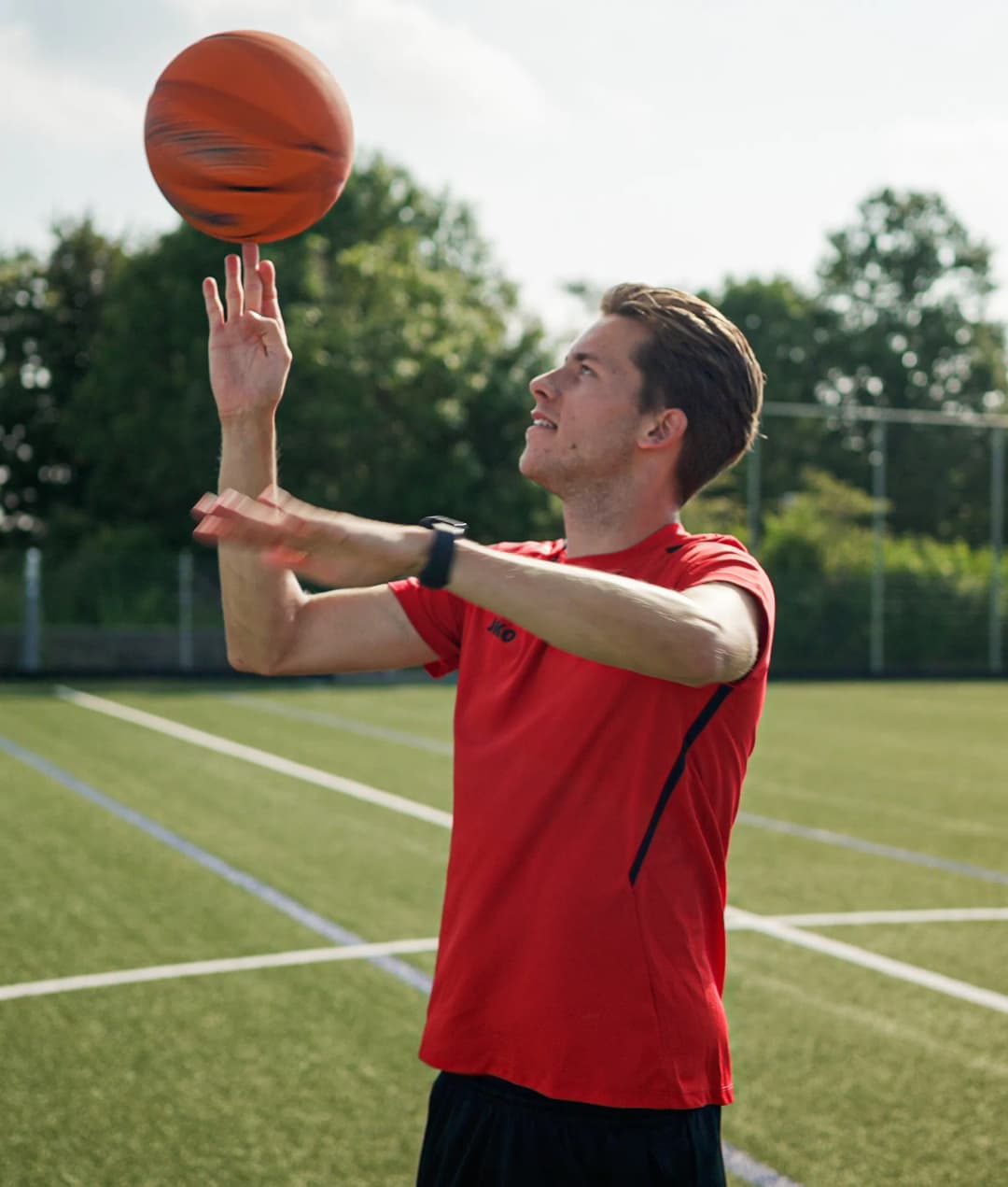 Collega houdt bal hoog op zijn vinger op de BSO