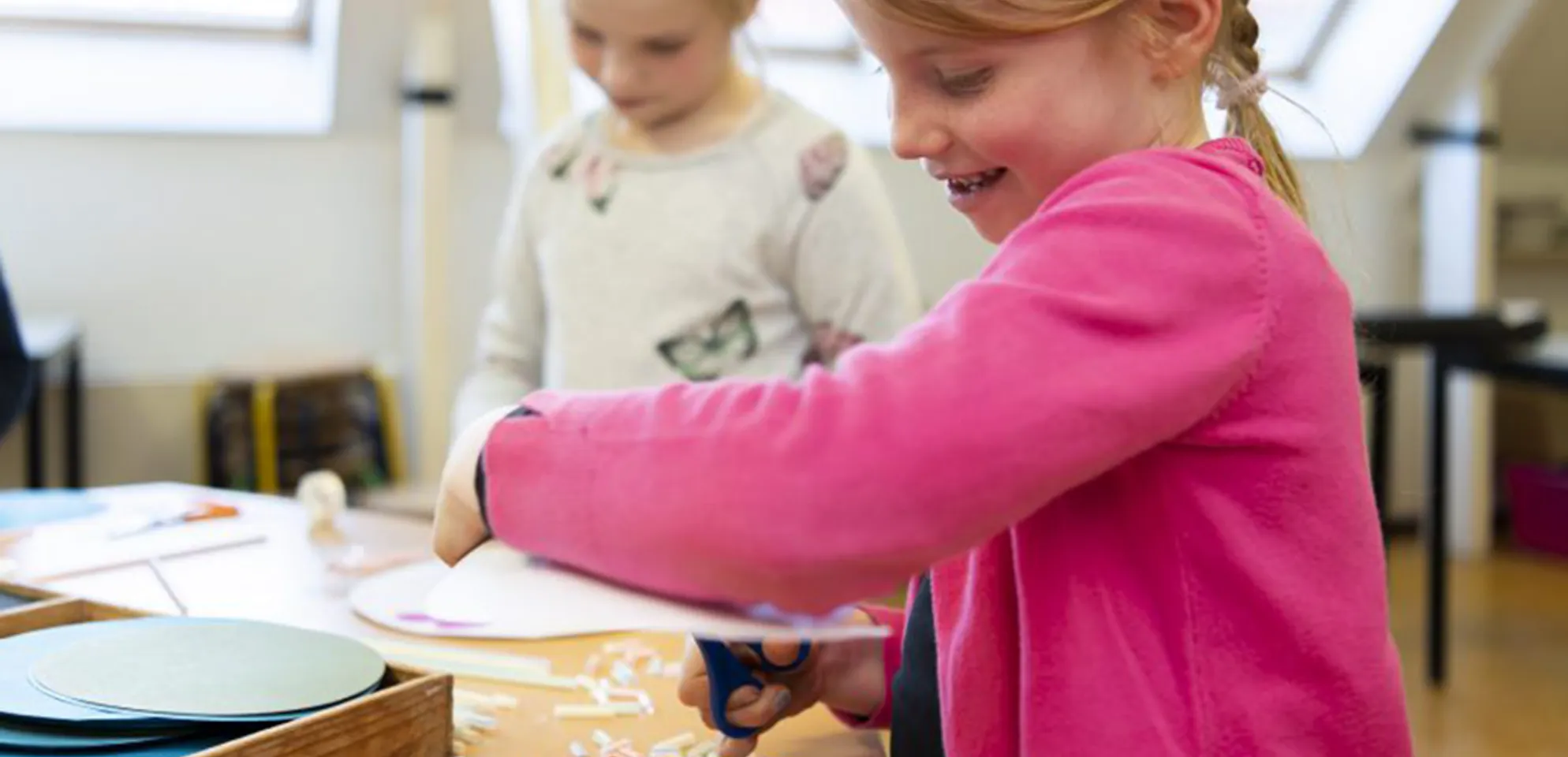 Kinderen aan het knutselen bij BSO van Dijck Bilthoven van kinderopvang Kind&co ludens