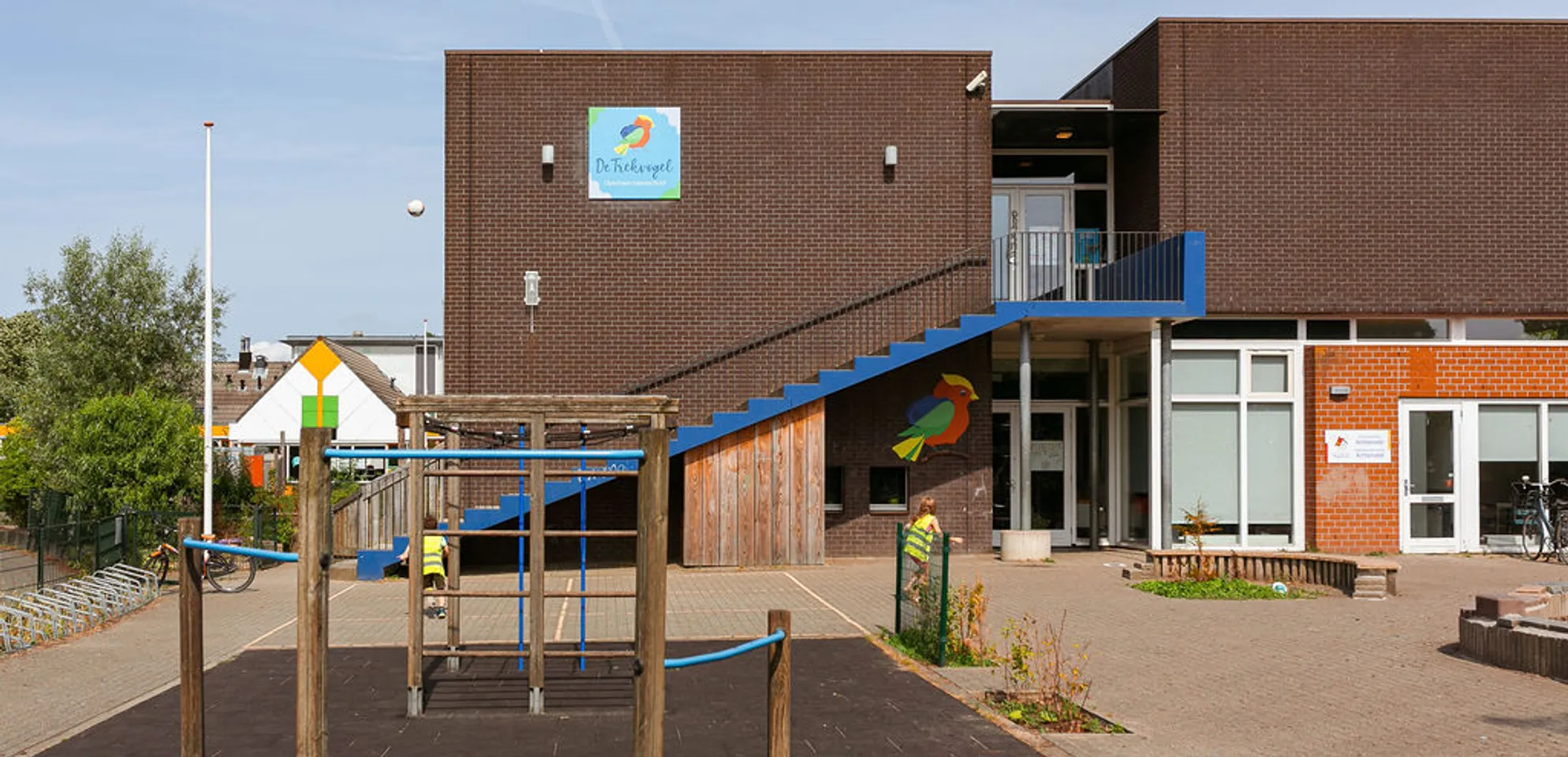 De buitenruimte van buitenschoolse opvang achterveld van kinderopvang Kind&co Ludens