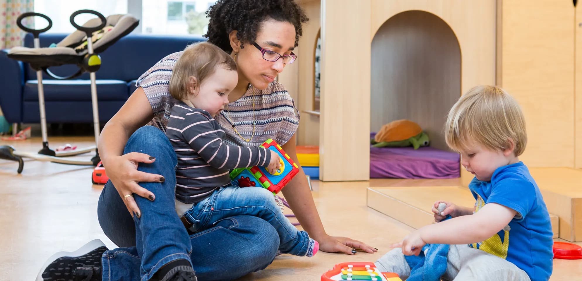 Kinderen spelen samen onder begeleiding van een pedagogisch medewerker bij kinderopvang Kind&co ludens