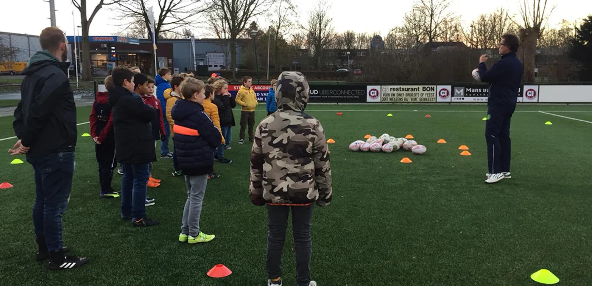 Kinderen op het sportveld bij BSO Sport Abcoude van kinderopvang Kind&co ludens