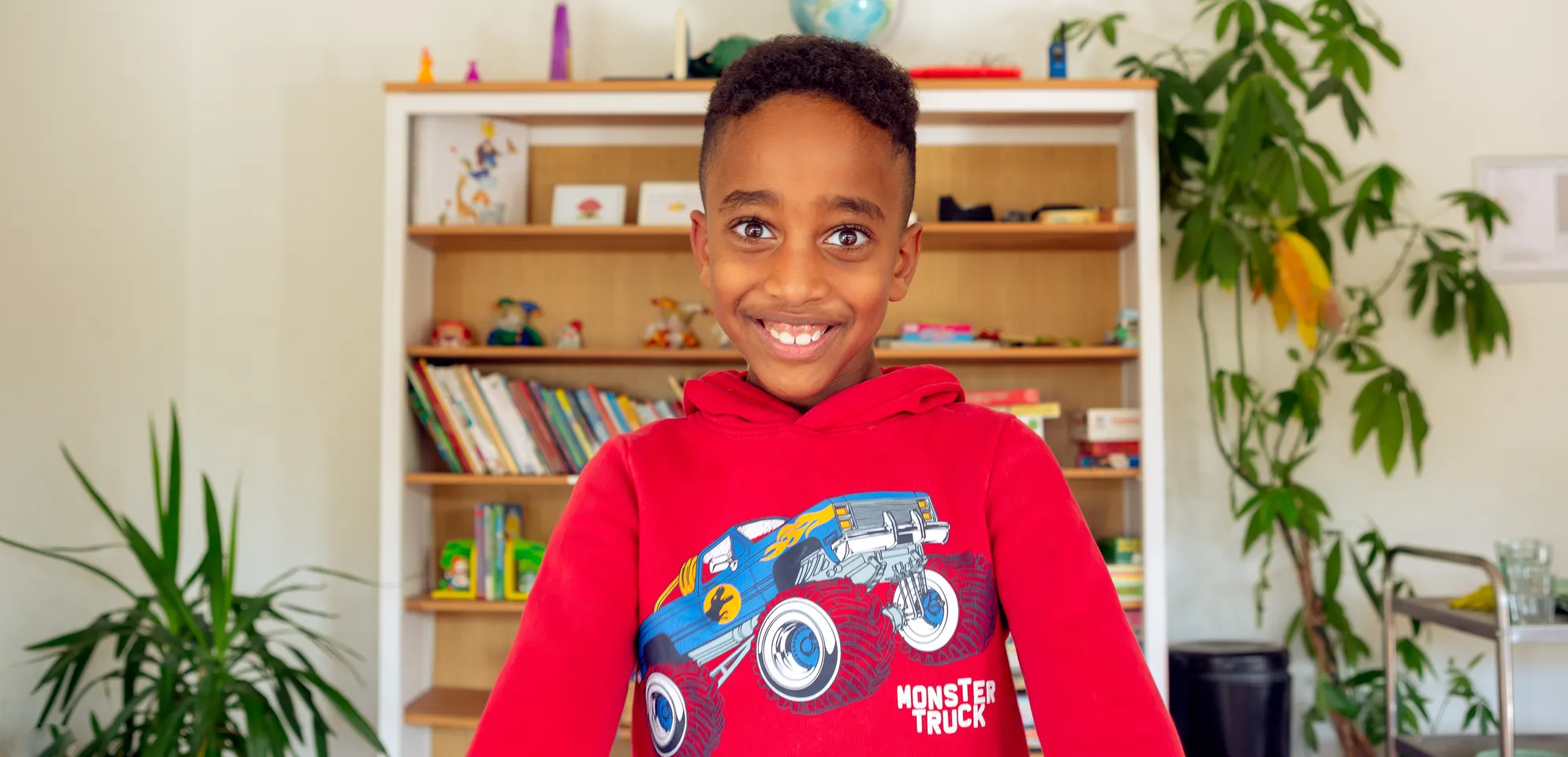 Kind bij de BSO lacht heel blij en straalt bij kinderopvang Kind&co ludens
