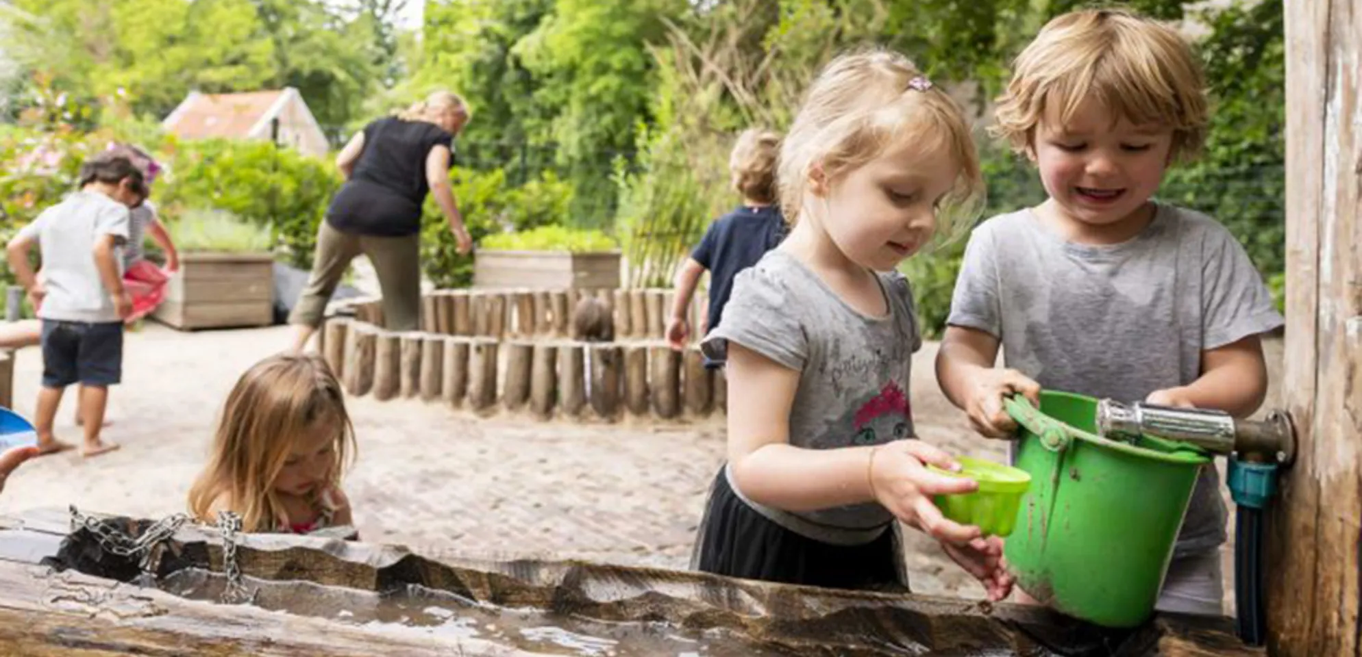 Kinderen spelen in de zandbak bij Peuteropvang van Dijck Bilthoven van kinderopvang Kind&co ludens